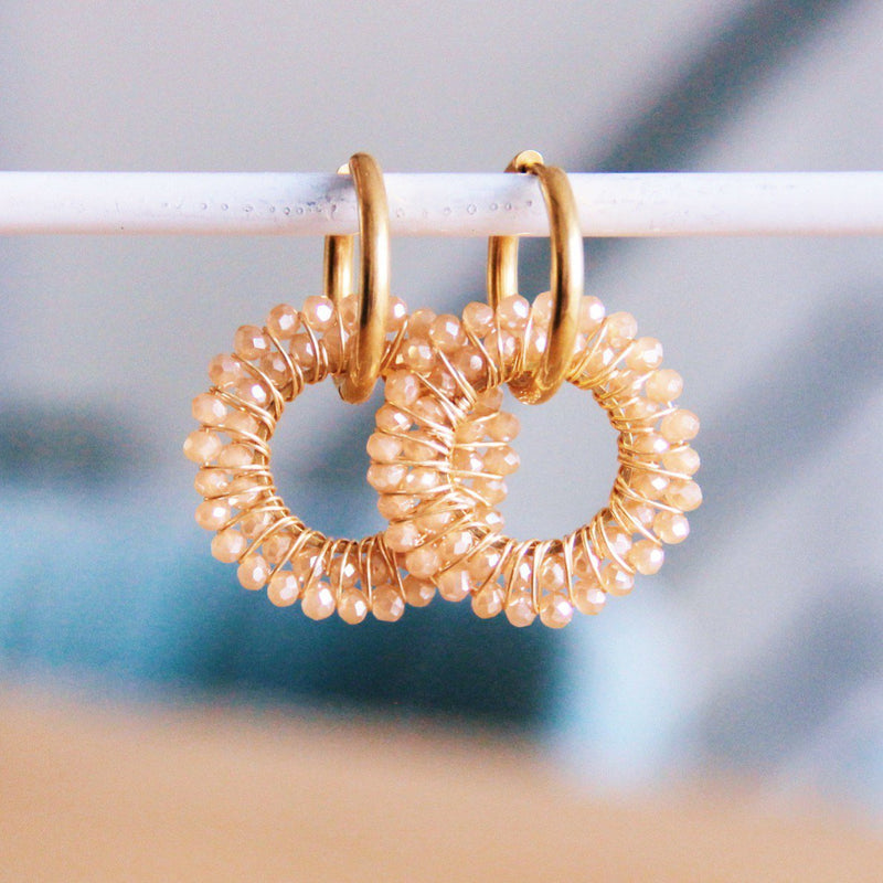 Oorrel met ronde facet hanger - gouden beige/goud