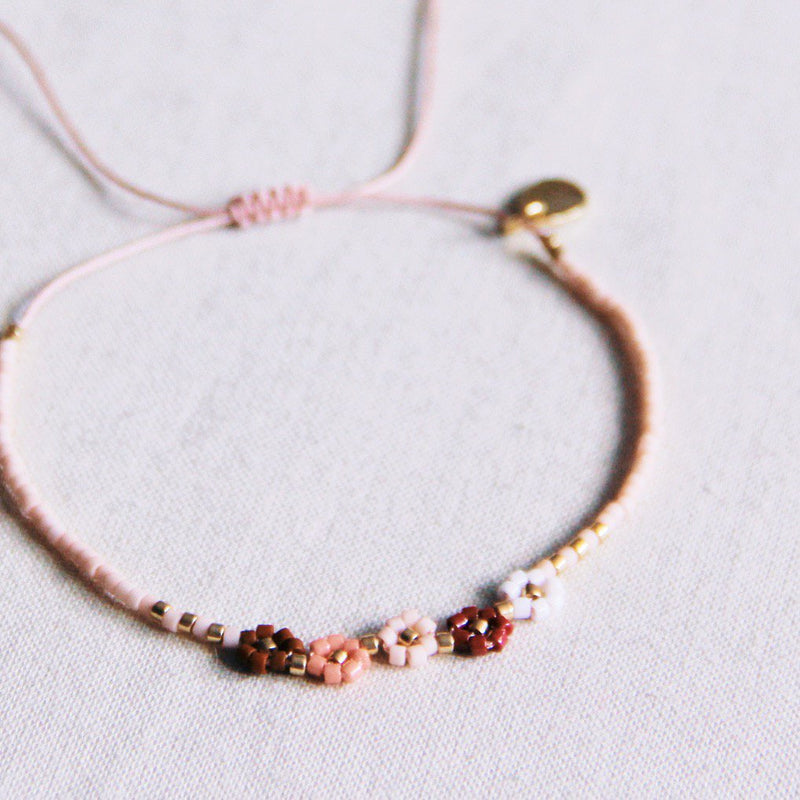 Miyuki armband met 5 mini madeliefjes - mix nude
