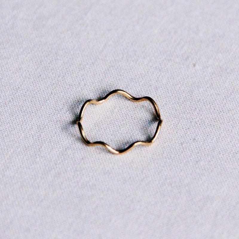 R603: Roestvrijstalen minimalistische golfring - goud