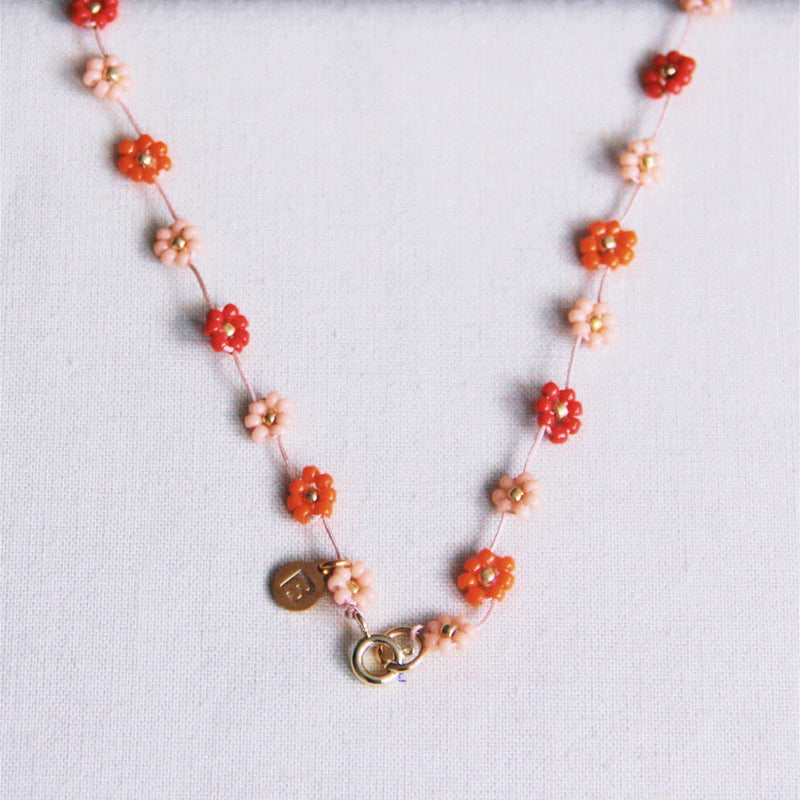 Ketting met madeliefjesbloem – Mix rood/roze