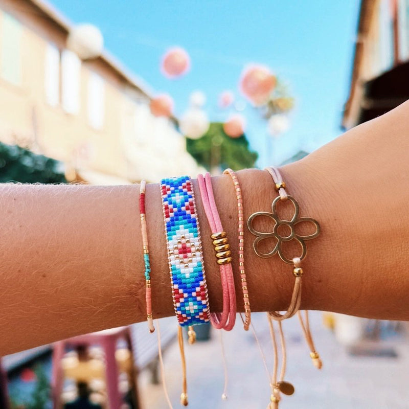 Satijnen armband met ringen - magenta/goud