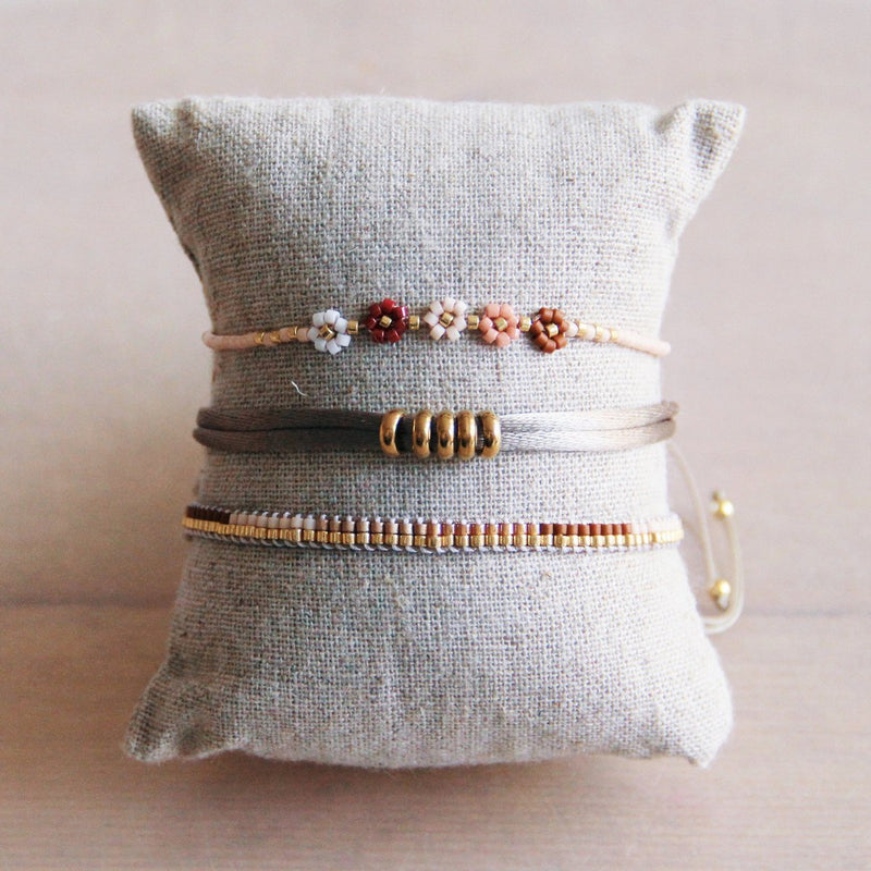 Miyuki armband met 5 mini madeliefjes - mix nude