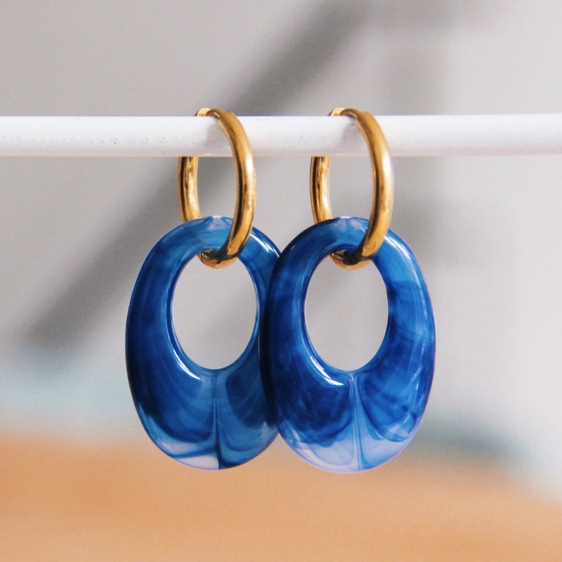 Edelstaal oorbel met harsdruppel - donkerblauw gemêleerd/goud