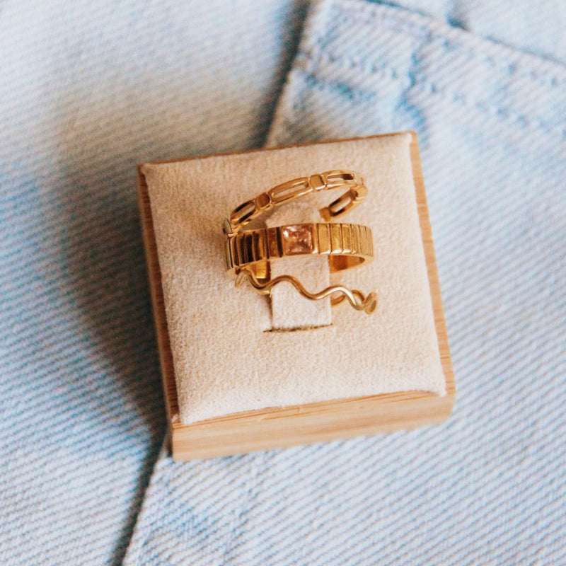 R609: RVS minimalistische ring met blokjes - goud