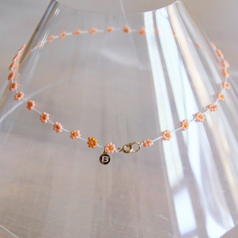 Ketting met madeliefjesbloem – zalmroze/oranje