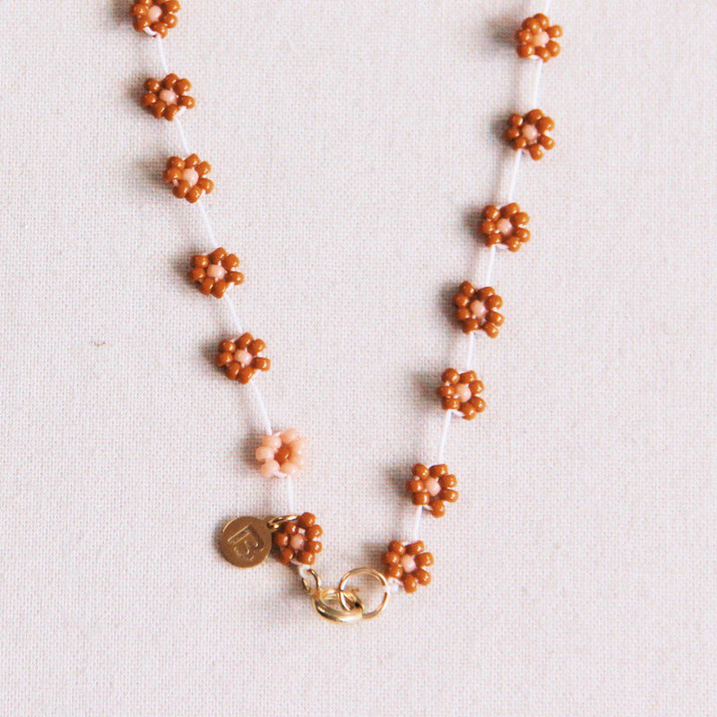 Ketting met madeliefjesbloem – roest/zalm