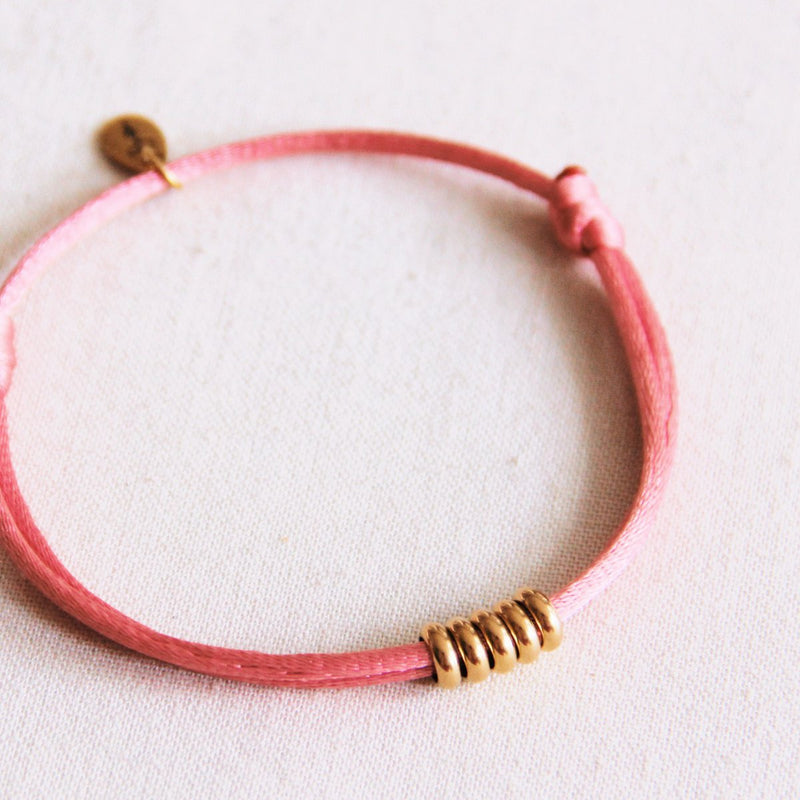 Satijnen armband met ringen - magenta/goud