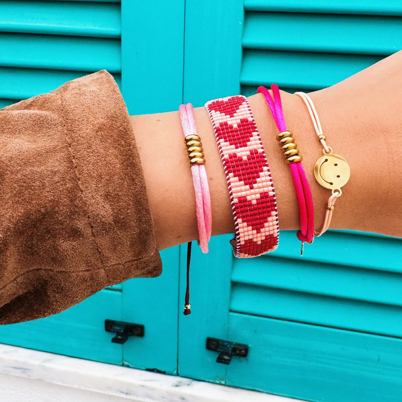 Elastiek armbandje met smiley – perzik/goud