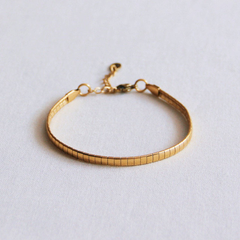 SA811 - Stalen platte armband gestreept - goud