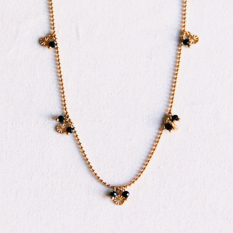 Fijne ball chain ketting met sierlijke muntjes en facetten - zwart