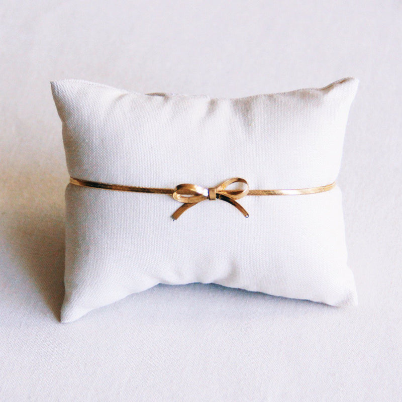 Platte slangenarmband met strik