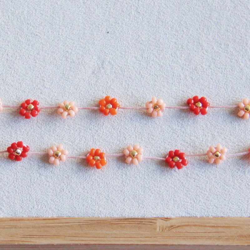 Ketting met madeliefjesbloem – Mix rood/roze