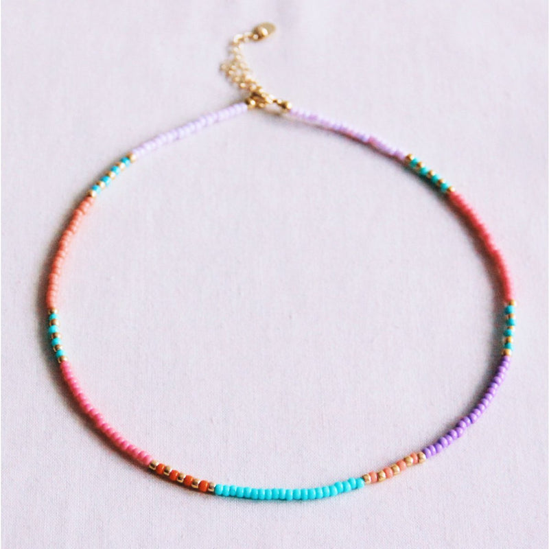 Kralen ketting kleurrijke en goud gekleurde kralen