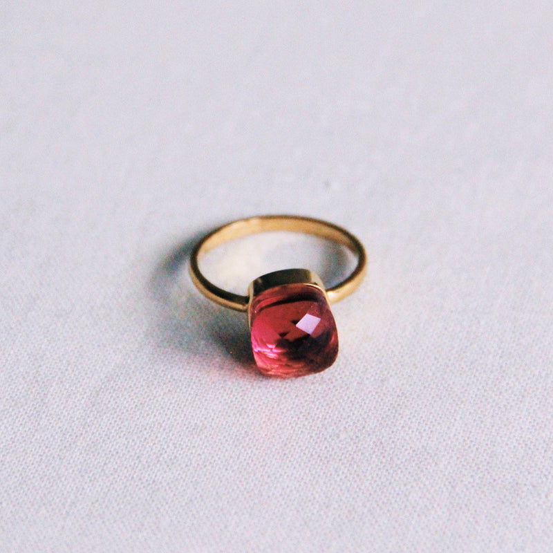 RVS ring met vierkante kristalsteen - magenta/goud