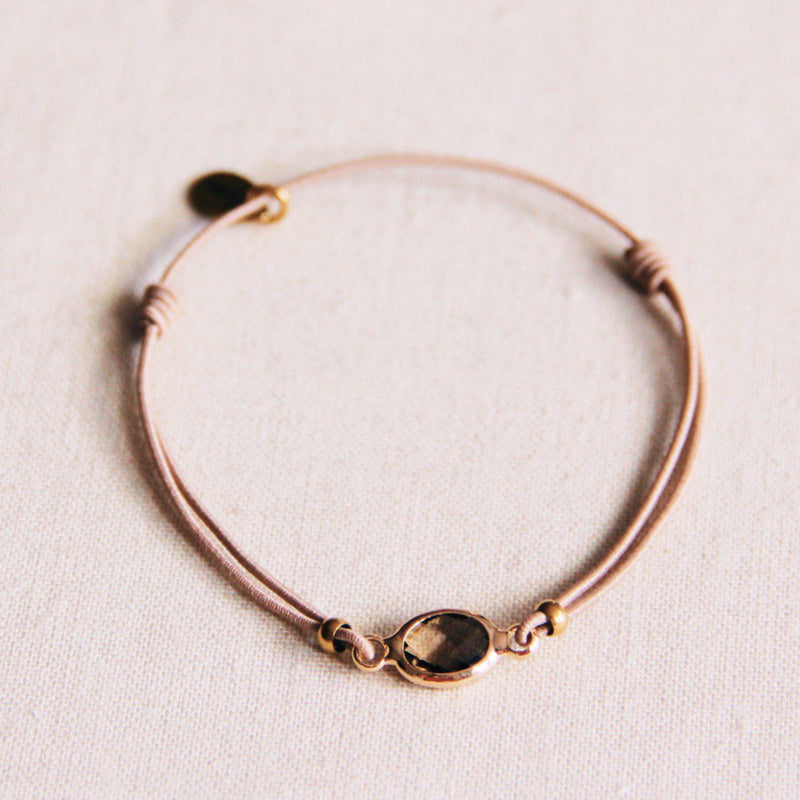 Elastische armband met kristalsteen – taupe/goud