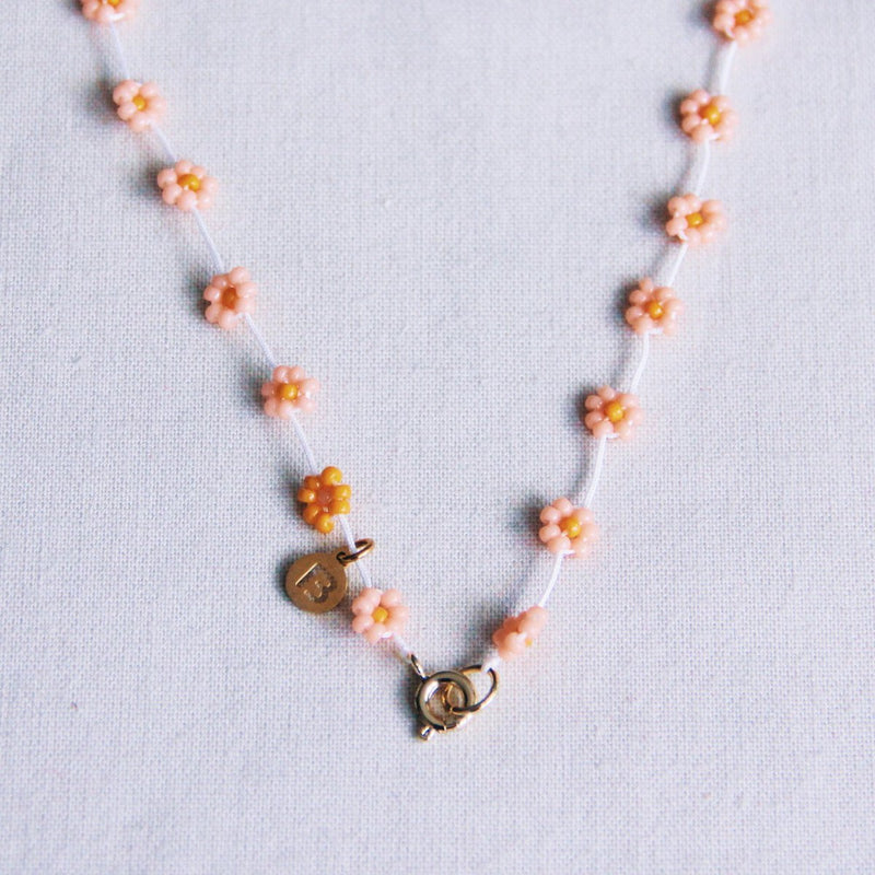 Ketting met madeliefjesbloem – zalmroze/oranje