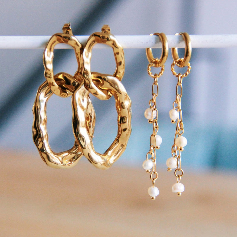 Oorring met parelketting