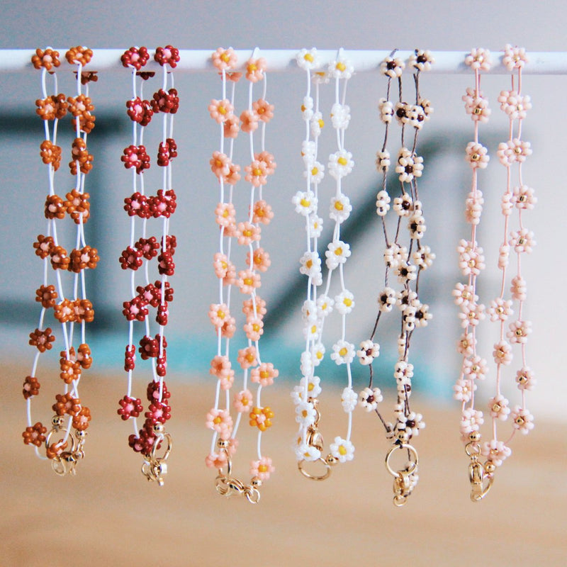 Ketting met madeliefjesbloem – roest/zalm