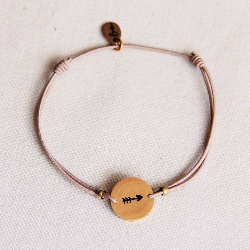 Elastische armband met ronde bedel en pijl - taupe/goud