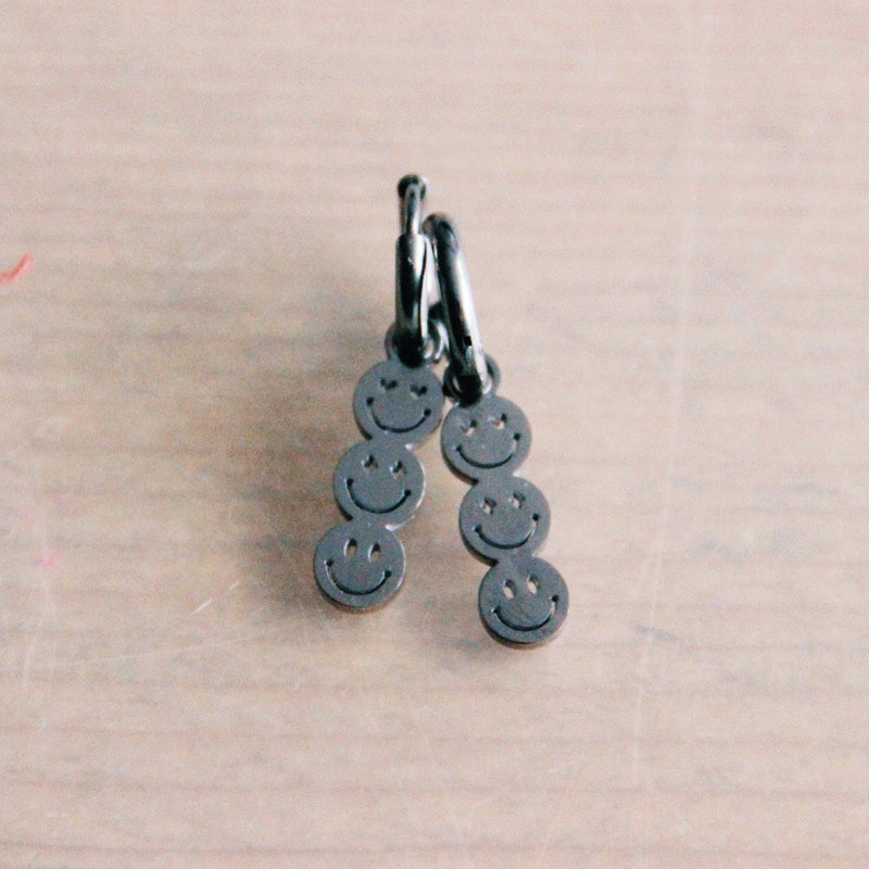 Roestvrijstalen oorringen met 3 smileys – zilver
