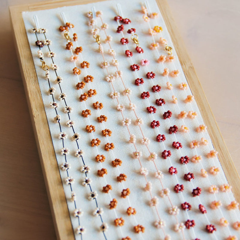 Ketting met madeliefjesbloem – roest/zalm
