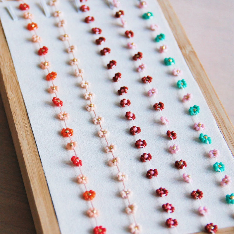 Ketting met madeliefjesbloem – zalmroze/oranje