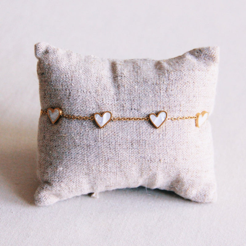Fijne armband met hartjes - parelmoer