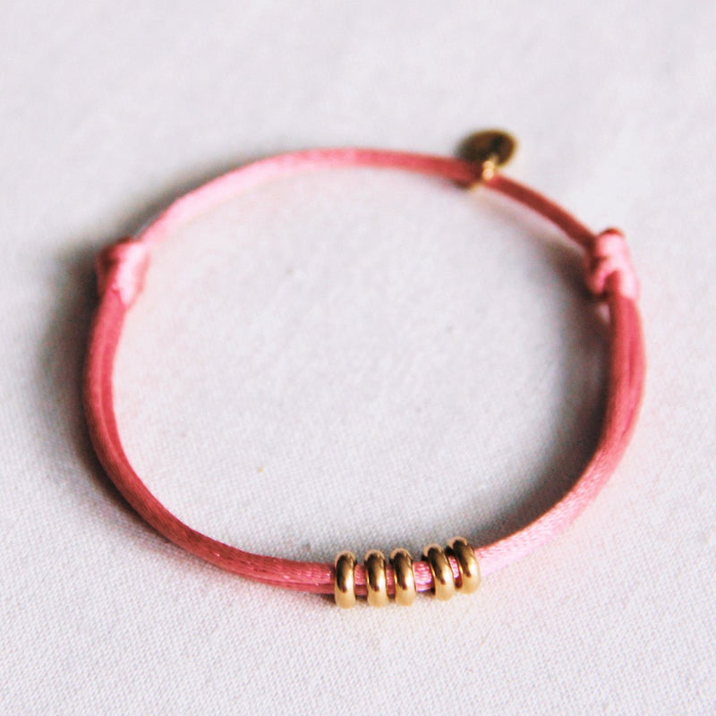 Satijnen armband met ringen - magenta/goud