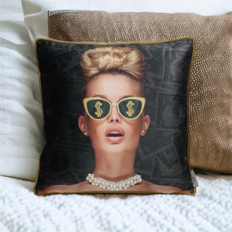 Sierkussen - Lady Sunglasses  45 x 45 cm inclusief vulling - met als leuk detail echte kralenketting