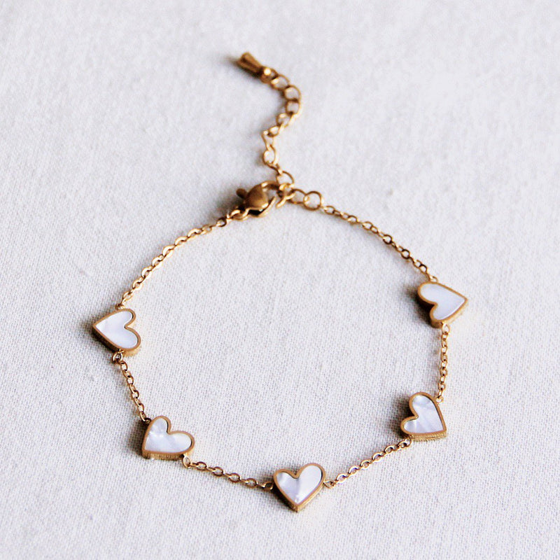 Fijne armband met hartjes - parelmoer