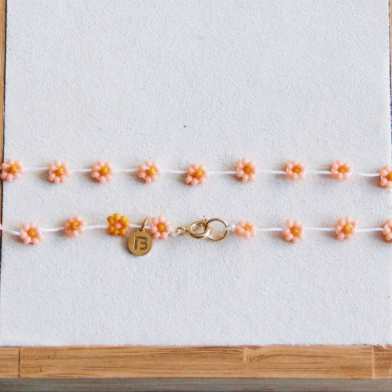 Ketting met madeliefjesbloem – zalmroze/oranje