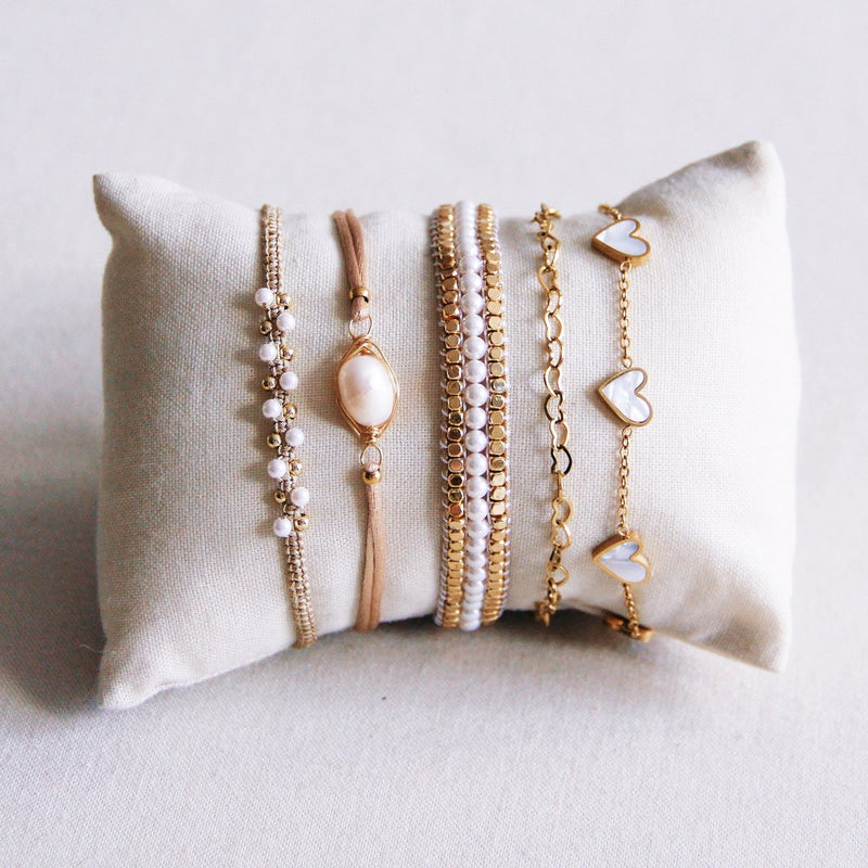 Fijne armband met hartjes - parelmoer