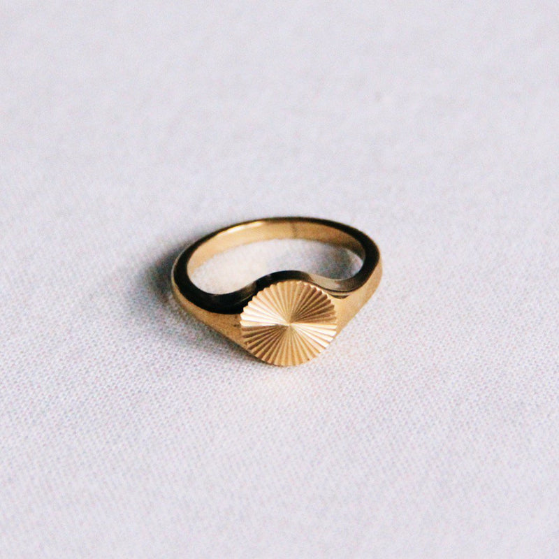 R610 - Edelstalen ring met gedecoreerde print - goud