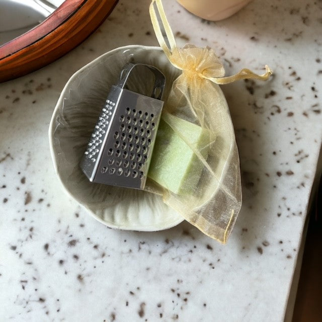 Geschenkset groen: keramieke kom Home Delight, amberblokje groen en zilveren rasp