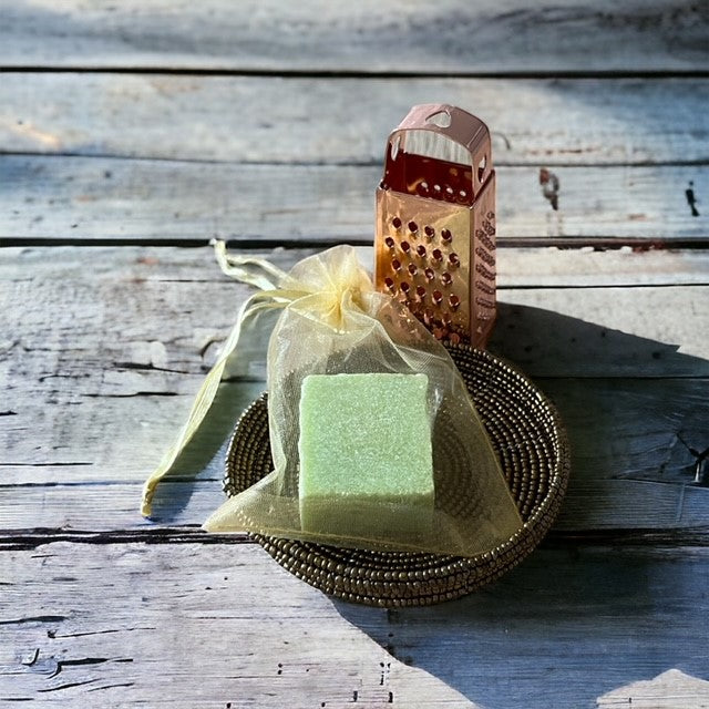 Geschenkset Rosekleurige Rasp, goudkleurig schaaltje metaal en Patchouli Bamboo amberblokje