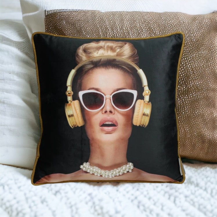 Sierkussen - Lady Headphone 45 x 45 cm inclusief vulling - met als leuk detail echte kralenketting