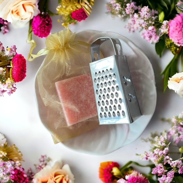 Geschenkset roze: keramieke kom Home Delight, amberblokje roze en zilveren rasp