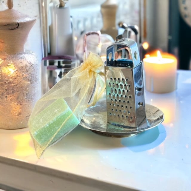 Geschenkset Zilveren Rasp, zilverkleurig schaaltje metaal en Patchouli Bamboo  amberblokje