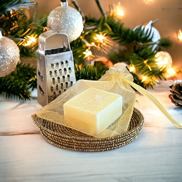 Geschenkset Zilveren Rasp, goudkleurig schaaltje metaal en white jasmin amberblokje