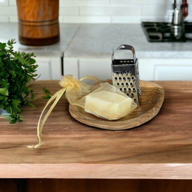 Geschenkset Zilveren Rasp, ovaalvormige bamboeschaal en white jasmin amberblokje