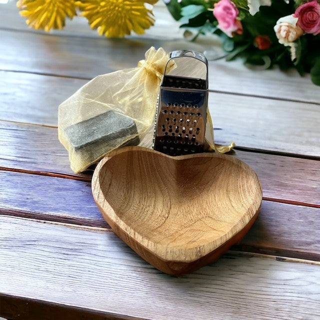 Geschenkset zilverkleurige Rasp, hartvormig hartschaaltje en black musk amberblokje