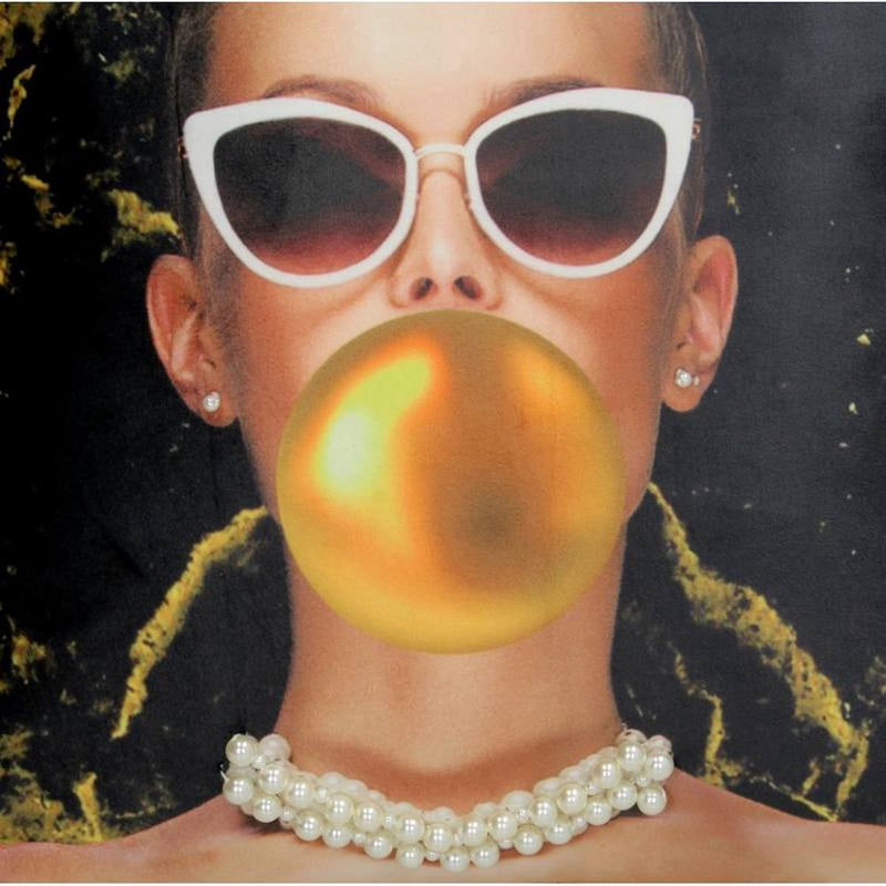 Sierkussen - Lady Chewing Gum 45 x 45 cm inclusief vulling -  met als leuk detail echte kralenketting