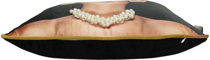 Sierkussen - Lady Chewing Gum 45 x 45 cm inclusief vulling -  met als leuk detail echte kralenketting