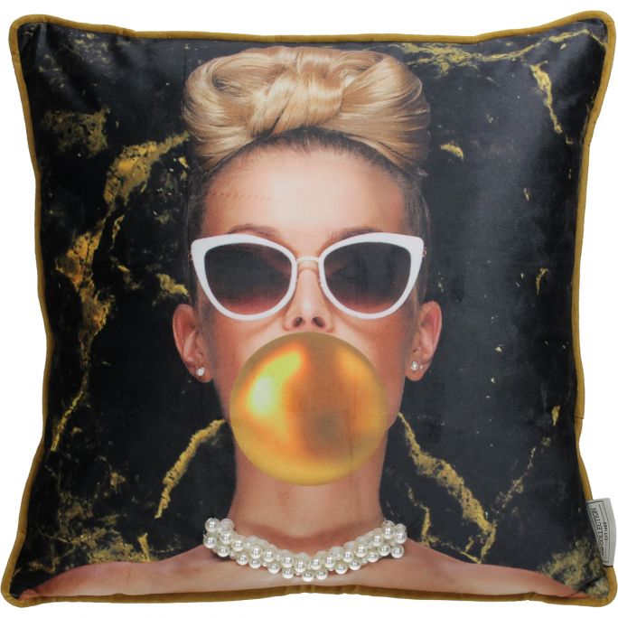 Sierkussen - Lady Chewing Gum 45 x 45 cm inclusief vulling -  met als leuk detail echte kralenketting