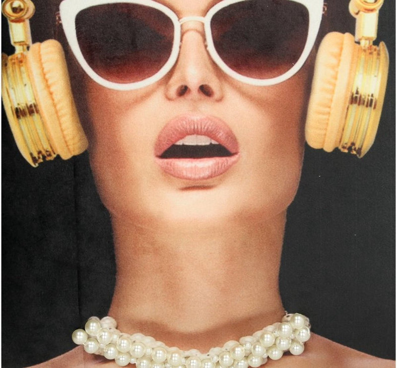 Sierkussen - Lady Headphone 45 x 45 cm inclusief vulling - met als leuk detail echte kralenketting