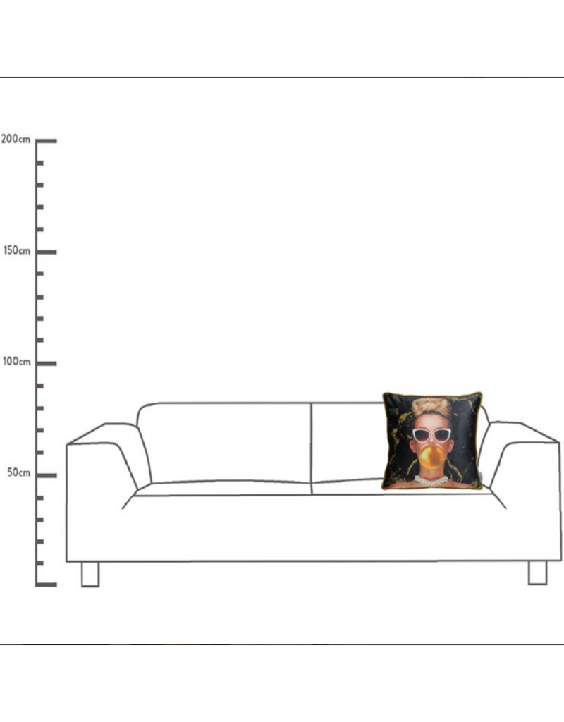 Sierkussen - Lady Chewing Gum 45 x 45 cm inclusief vulling -  met als leuk detail echte kralenketting