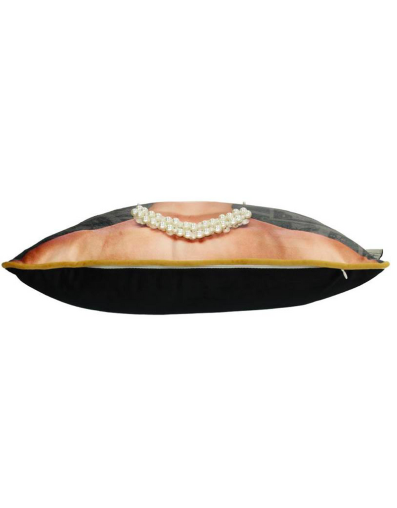 Sierkussen - Lady Sunglasses  45 x 45 cm inclusief vulling - met als leuk detail echte kralenketting